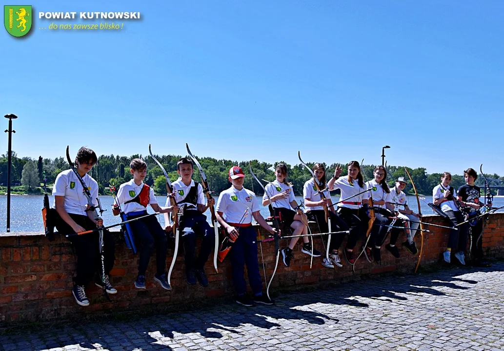 Pierwszym punktem wycieczki był trening łuczniczy polegający na strzelaniu z łuku z historycznych murów obronnych starego miasta w Toruniu.