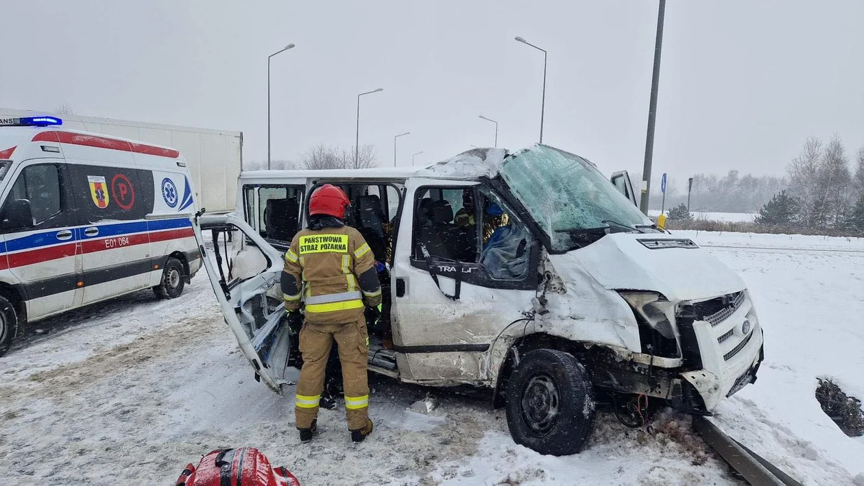 Poważny wypadek pod Łodzią. Ciężarówka zderzyła się z busem - Zdjęcie główne