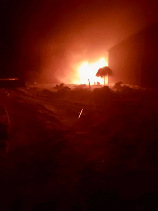 Pożar w gminie Rusiec. W płonącym budnyku znajdowało się auto z instalacją gazową