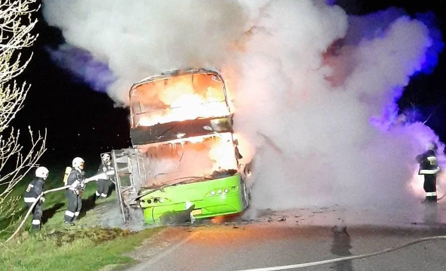 Potężny pożar autobusu w regionie. Pojazd doszczętnie spłonął [ZOBACZ ZDJĘCIA] - Zdjęcie główne