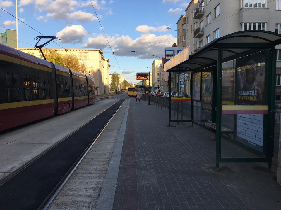 Koniec remontu pasa autobusowo-tramwajowego na pl. Dąbrowskiego w Łodzi