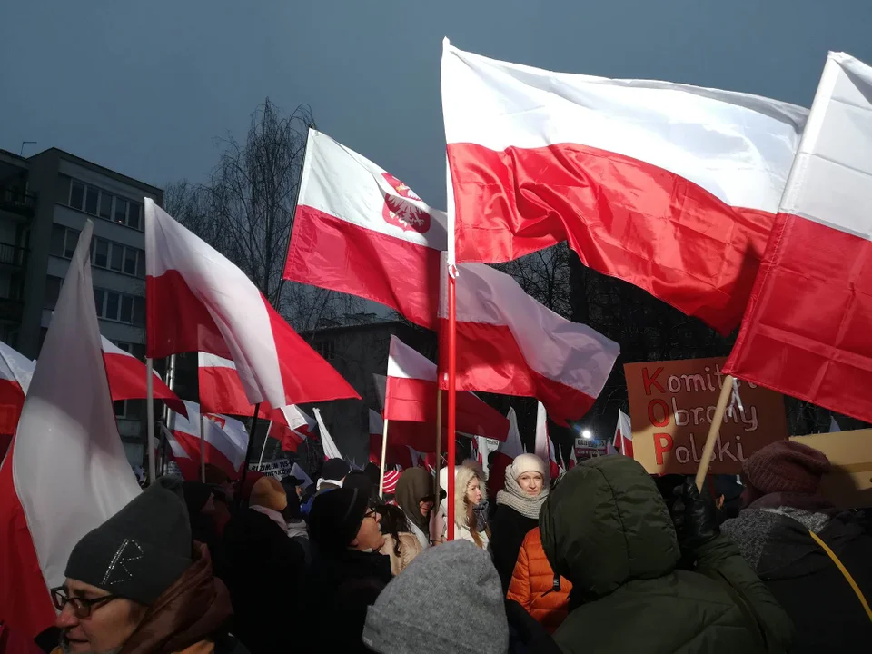 Pabianiczanie obecni na Marszu Wolnych Polaków.  Pod Sejmem RP wybrzmiały mocne hasła "Wystarczył miesiąc tych rządów, żeby wzburzyć tłumy!" [ZDJĘCIA] - Zdjęcie główne