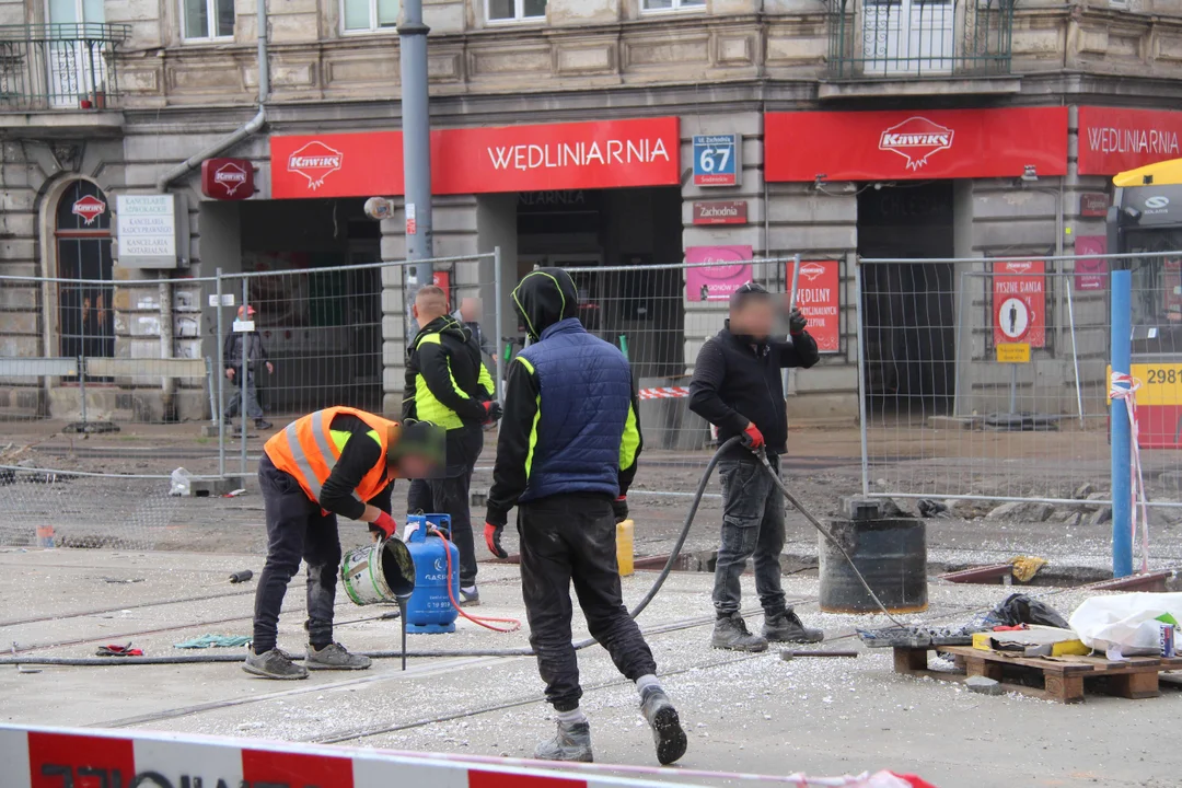 Trwa łączenie nowego torowiska ze starym przy ul.Legionów w Łodzi