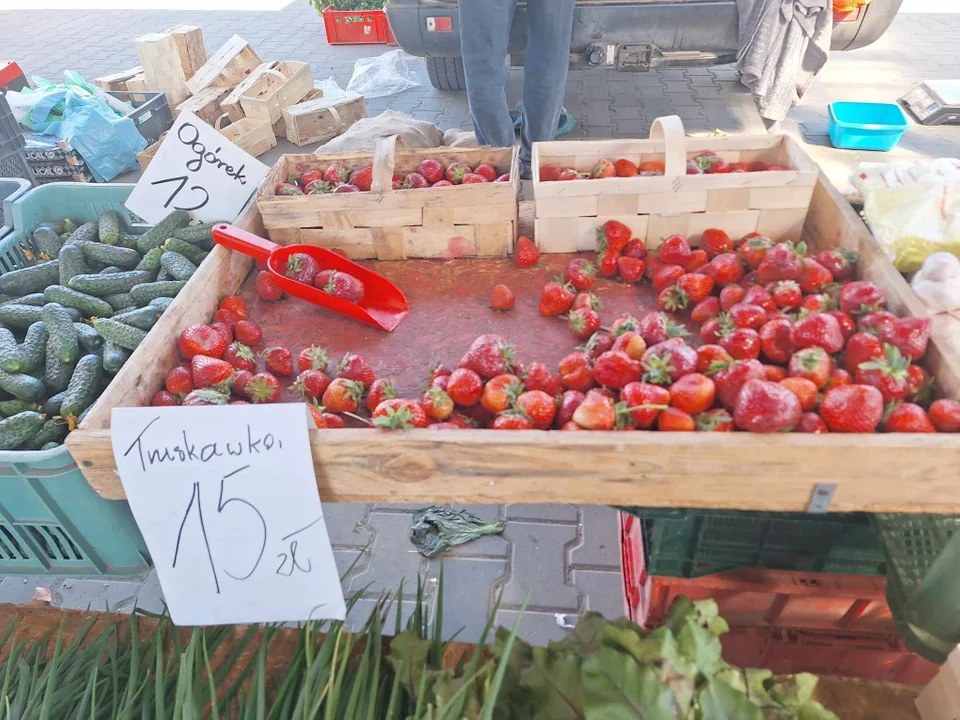 Sezon na truskawki na targowisku w Zgierzu