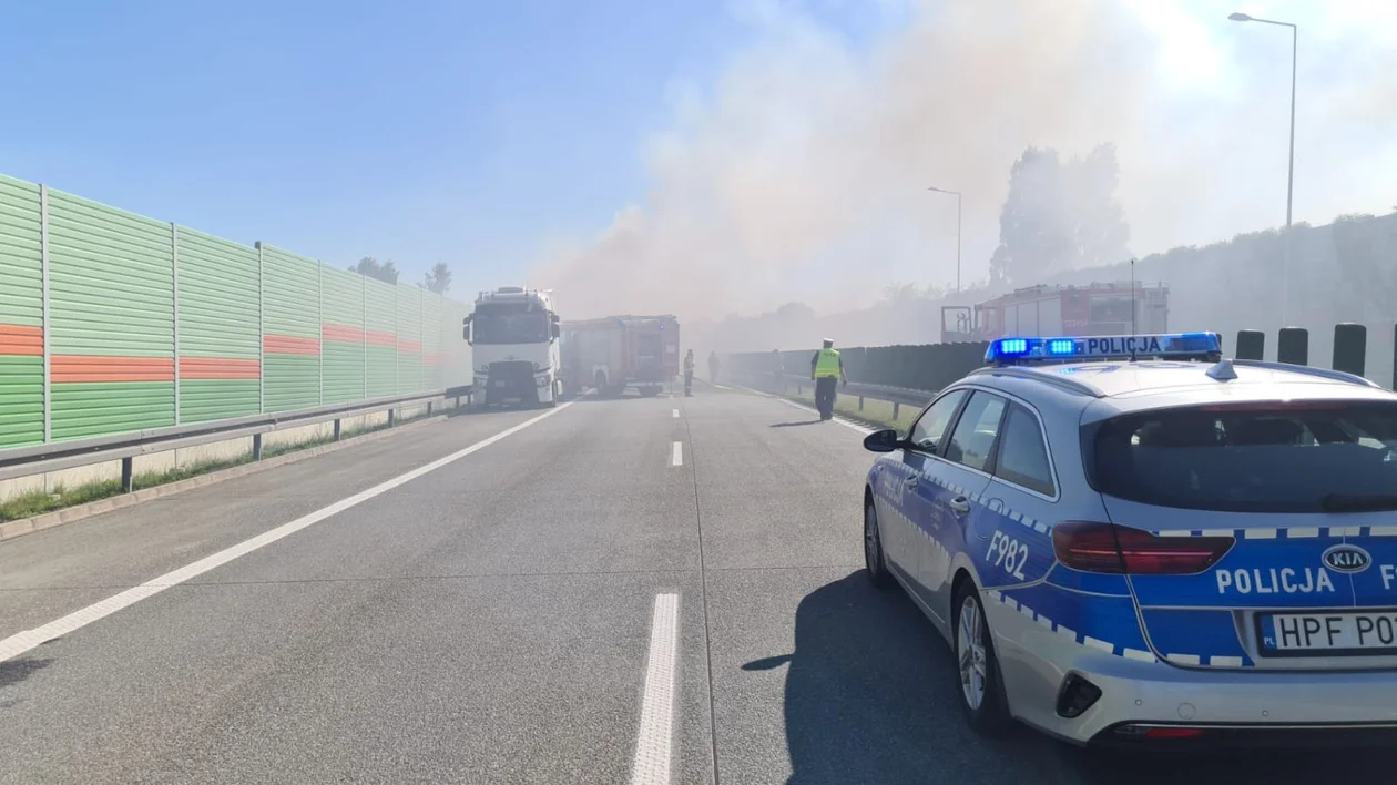 Pożar na drodze ekspresowej S8 w Łódzkiem
