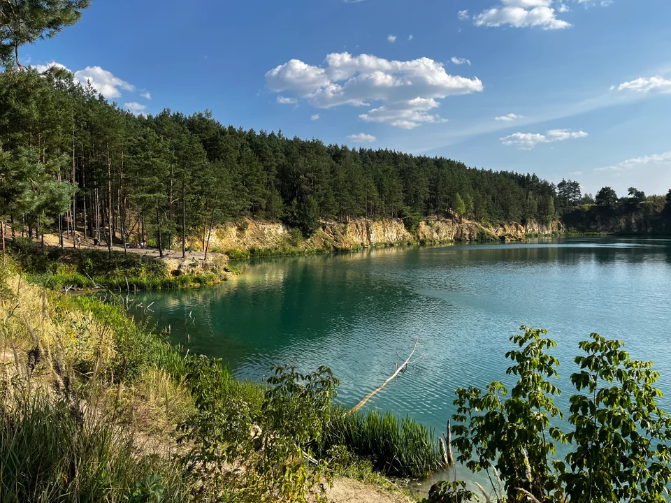 Jezioro Wapienniki pod Sulejowem. Turkusowa woda i urwiska jak w Chorwacji. Dojedziesz tu w godzinę [ZDJĘCIA] - Zdjęcie główne