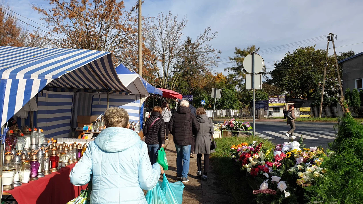 Mieszkańcy przygotowują się do dnia Wszytskich Świętych