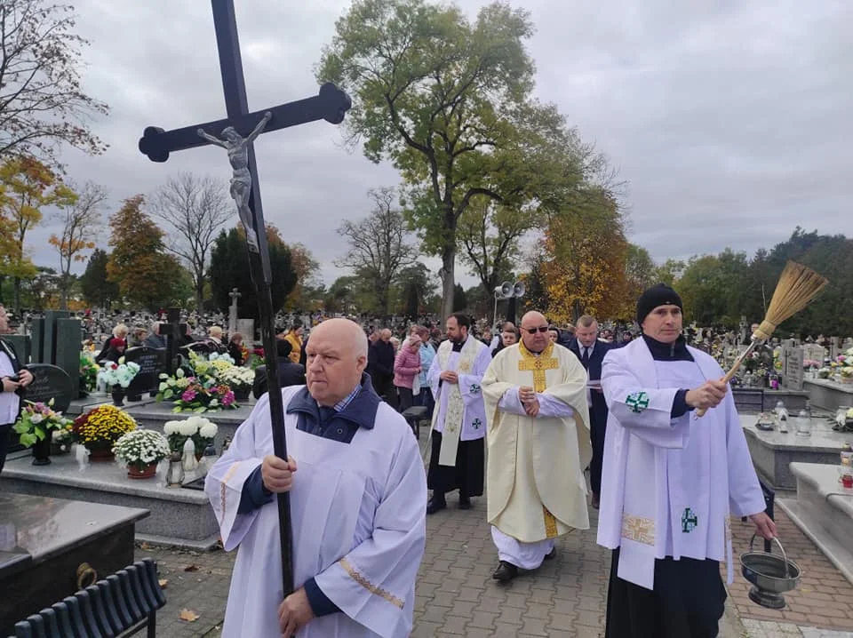 Wszystkich Świętych i Zaduszki w Gostyninie. Wierni modlili się na cmentarzu [ZDJĘCIA] - Zdjęcie główne