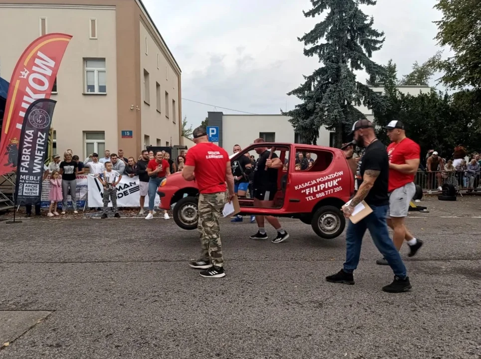 Przeniósł seicento na barkach. Niewiarygodne dokonanie siłacza z Zelowa - Zdjęcie główne