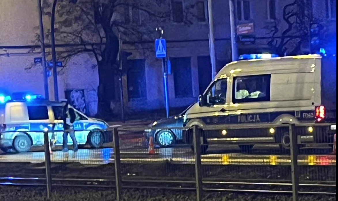 Zderzenie opla z radiowozem. Policja informuje, co się stało na Lutomierskiej w Łodzi - Zdjęcie główne