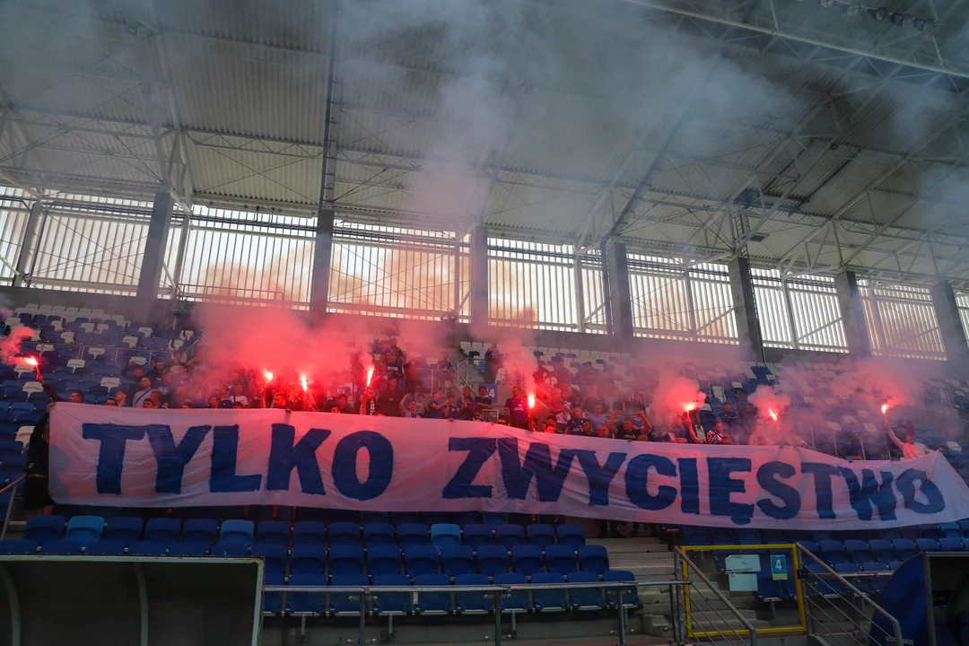 Kibice Wisły mobilizowali piłkarzy przed meczem z Rakowem. TYLKO ZWYCIĘSTWO! [ZDJĘCIA, FILM] - Zdjęcie główne