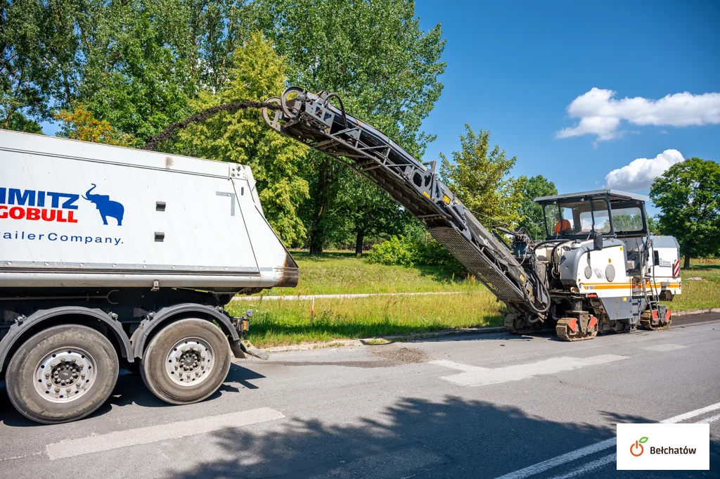 Likwidują "hopkę" na ulicy w mieście. Jezdnia zamknięta dla ruchu [FOTO] - Zdjęcie główne