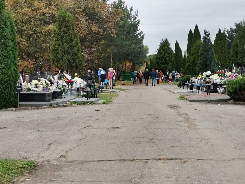 Dzień Wszystkich Świętych na cmentarzu komunalnym w Zgierzu