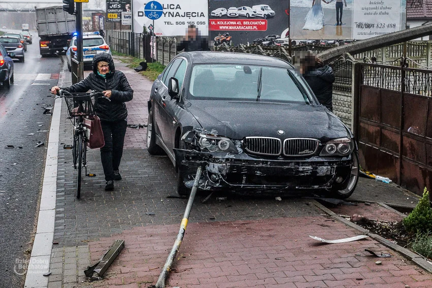 Rozpędzona ciężarówka zderzyła się z BMW w Grocholicach. Świadek: „Samochód leciał w powietrzu” [FOTO] - Zdjęcie główne