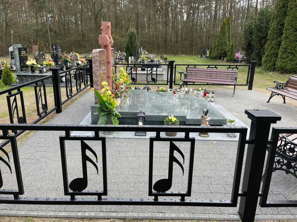 Awantura wokół płotku przy grobie Krzysztofa Krawczyka w Grotnikach. Komu to przeszkadza? [zdjęcia]