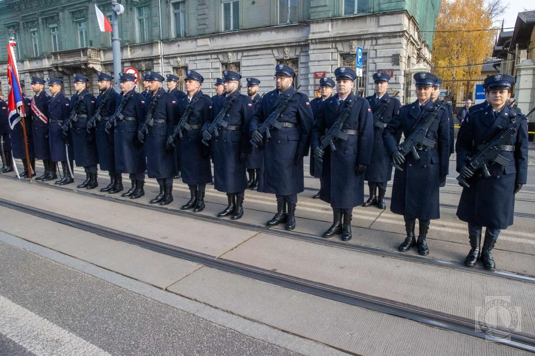 Wojsko złożyło wieńce na Grobie Nieznanego Żołnierza. Obchody Święta Niepodległości przed łódzką katedrą [ZDJĘICA] - Zdjęcie główne
