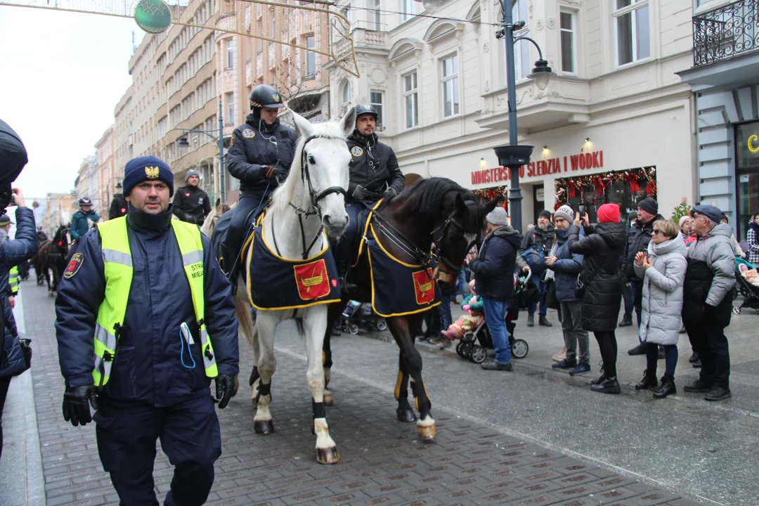 Szarża konna, czyli wielka parada jeźdźców przeszła ulicą Piotrkowską - Zdjęcie główne