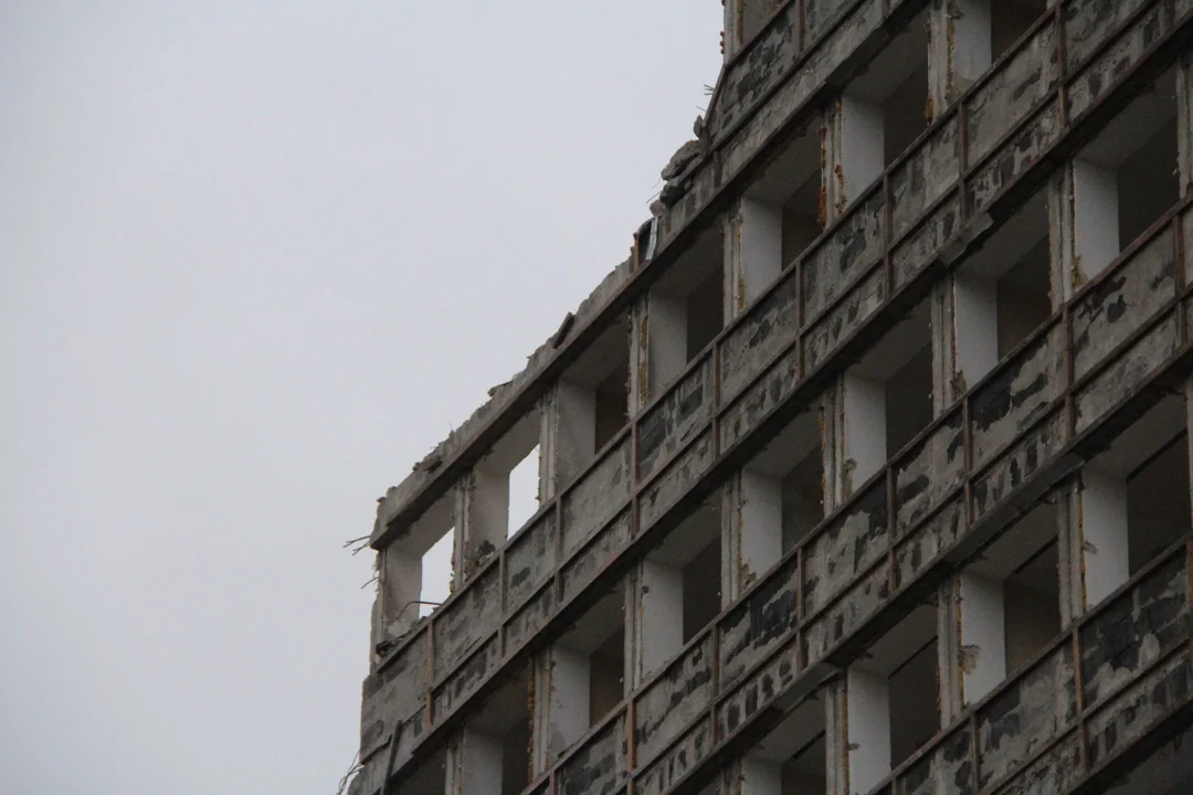 Wyburzanie hotelu "Światowit" w centrum Łodzi - stan na 2.02.2024 r.