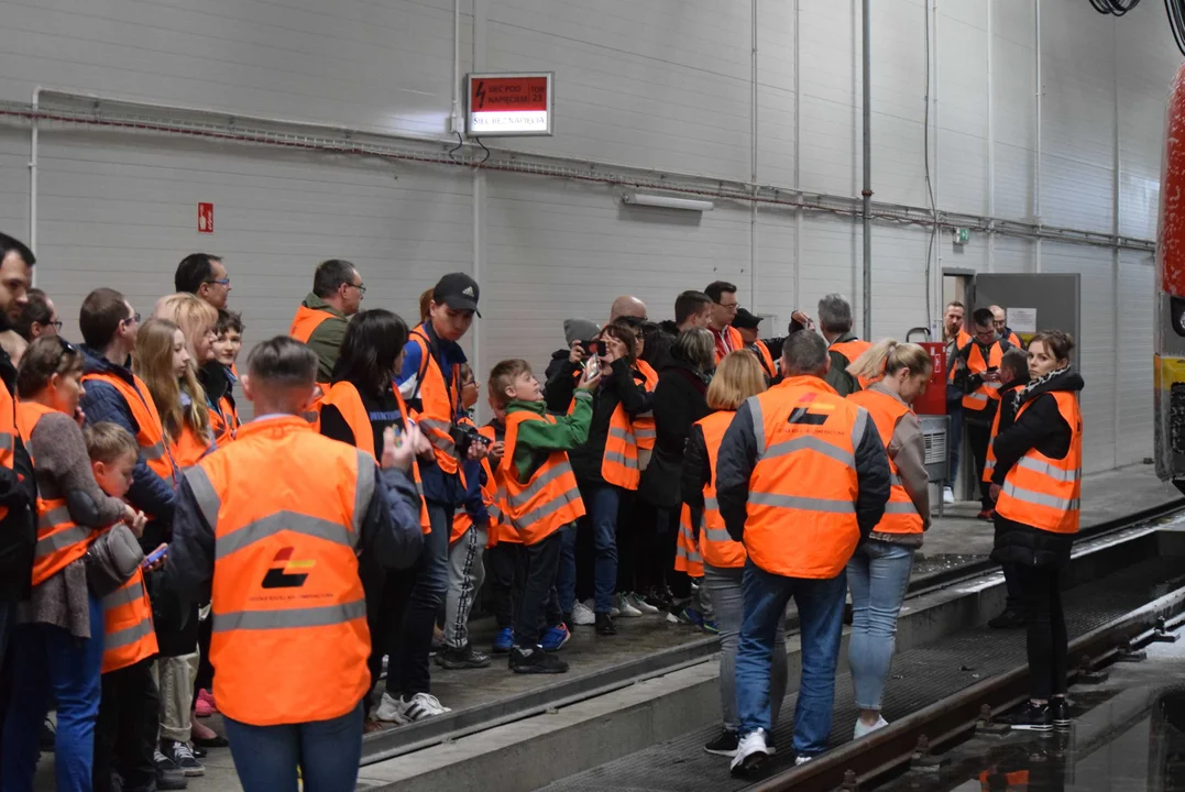 Młodzi pasjonaci kolei odwiedzili zaplecze techniczne ŁKA. Zobacz, jak wygląda w środku [zdjęcia]
