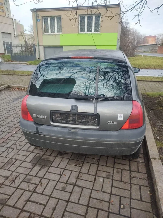 Tablice rejestracyjne znikając z samochodów zaparkowanych na Chojnach i Dąbrowie