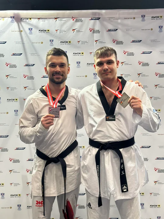 Mikołaj Szaferski i Adrian Wojtkowiak z AZS-u AWF-u Poznań ze srebrnymi medalami
