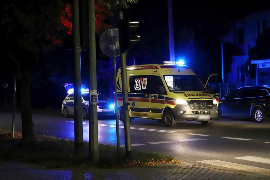 Karetka potrąciła pieszą w Kutnie. 61-latka trafiła do szpitala [ZDJĘCIA] - Zdjęcie główne