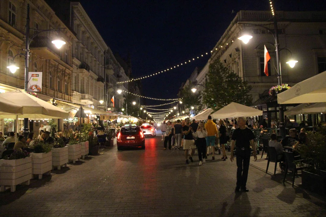 Wieczorowa Piotrkowska robi wrażenie!  Tak odpoczywamy na jednej z najsłynniejszych ulic w Polsce