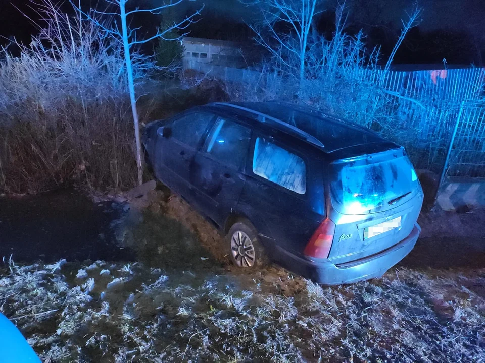 Prowadził po pijanemu i wylądował w rowie. W dodatku podawał się za... własnego brata [ZDJĘCIA] - Zdjęcie główne