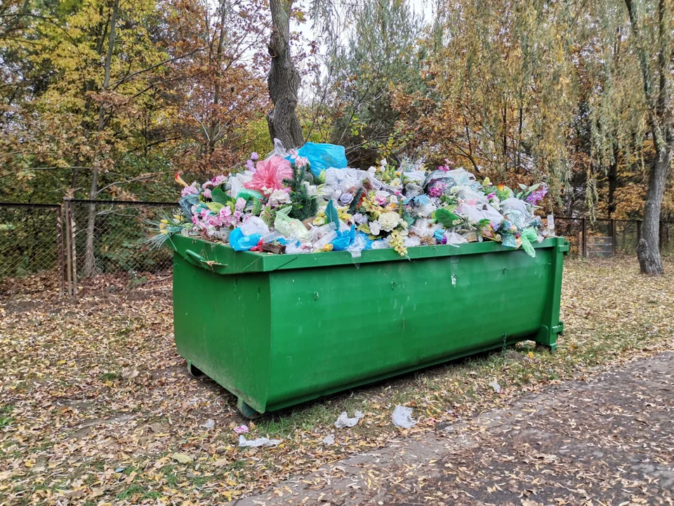 Dzień Wszystkich Świętych na cmentarzu komunalnym w Zgierzu