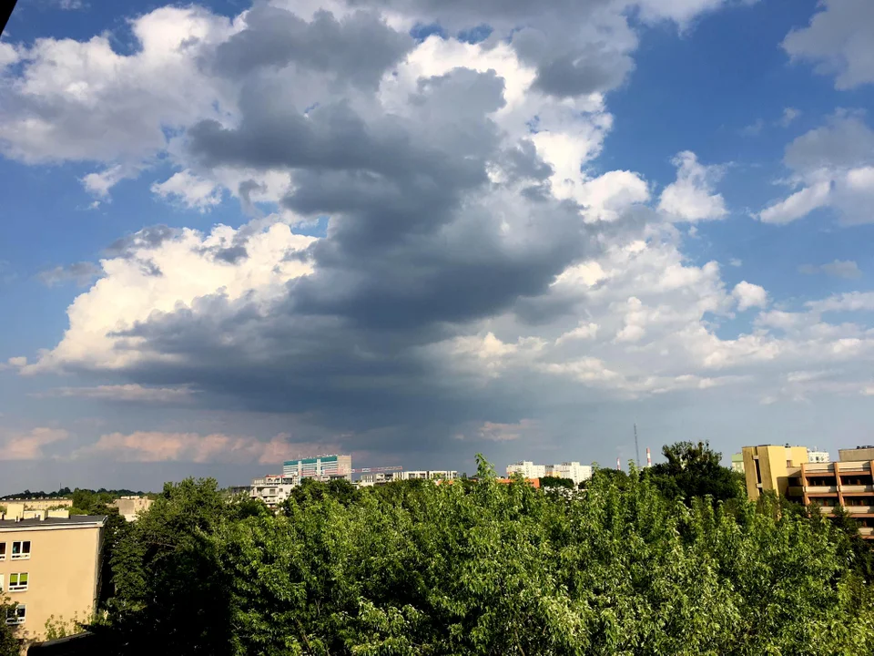 Potężne burze z gradem już nad Polską. IMGW wydało ostrzeżenie dotyczące woj. łódzkiego [ZDJĘCIA]