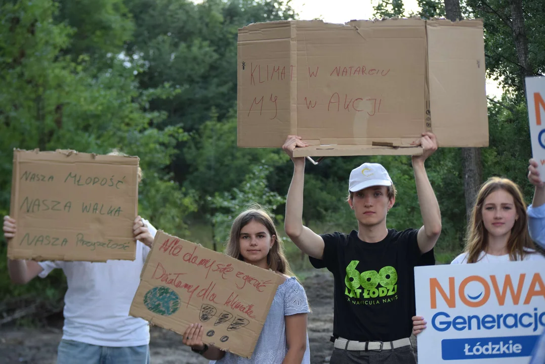 Młodzi chcą zmian. Demonstrowali przed składowiskiem po zakładach Boruta [ZDJĘCIE] - Zdjęcie główne