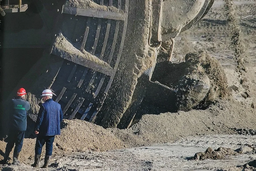 Fragment ogromnej koparki z kopalni Bełchatów zawieźli do... Pałacu Kultury i Nauki - Zdjęcie główne