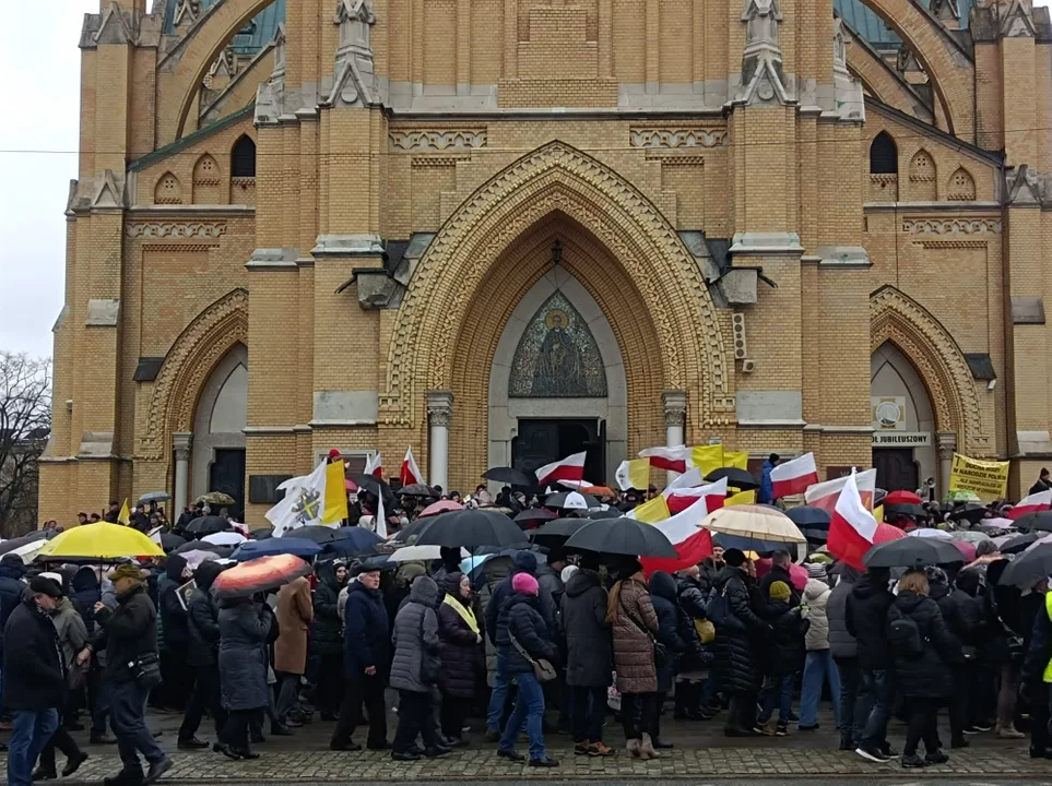 Marsz papieski w Łodzi. Setki wiernych ruszyło ulicami miasta [zdjęcia] - Zdjęcie główne
