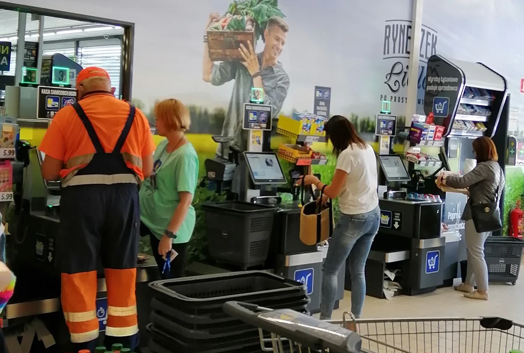 Ceny w sierpniu nie podskoczyły? Żywność była tańsza niż w lipcu. W dół ciągnie cukier, mięso i olej - Zdjęcie główne