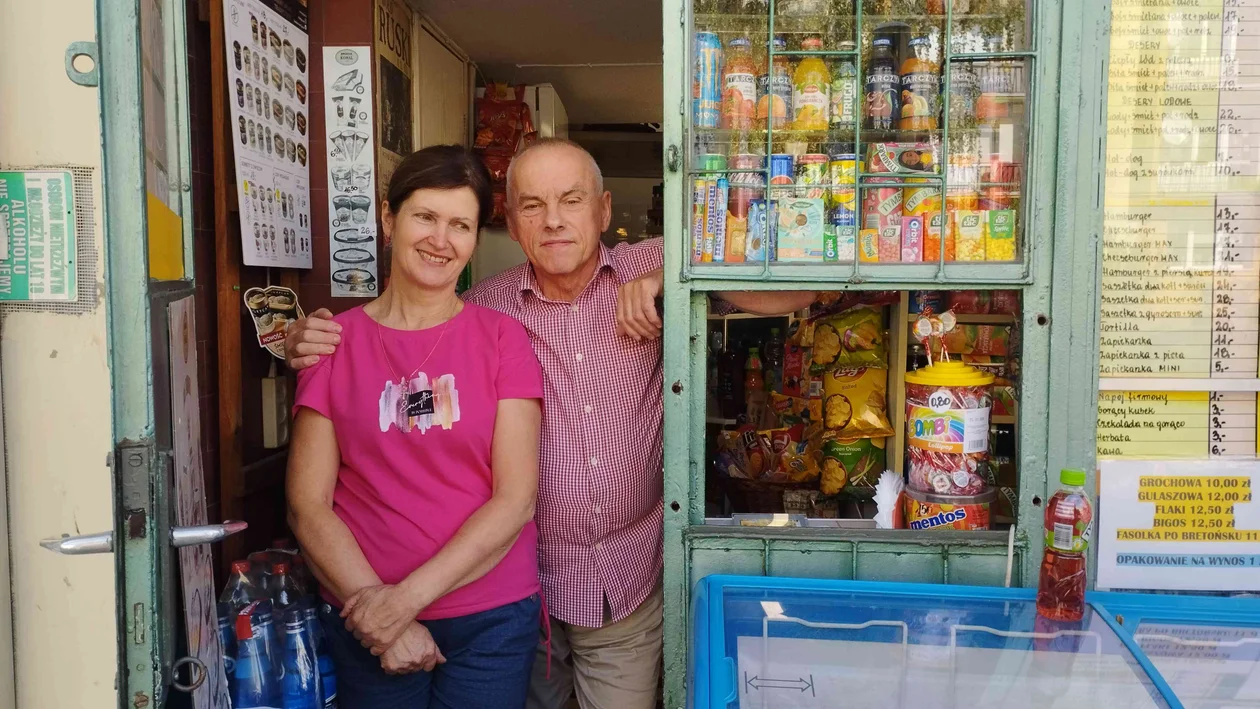 Przy Rogozińskiego na Nowym Rokiciu mieści się najstarszy fast food w Łodzi. Od 41 lat prowadzi go małżeństwo [ZDJĘCIA] - Zdjęcie główne