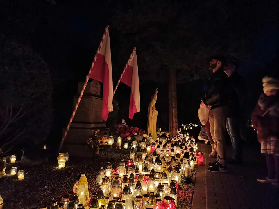 Łuna światła nad Starym Cmentarzem w Zgierzu. „Od lat przychodzę tu po zmroku” [ZDJĘCIA] - Zdjęcie główne