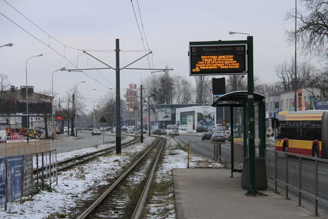 Torowisko tramwajowe na Rzgowskiej wciąż wymaga naprawy! Co czeka pasażerów MPK? - Zdjęcie główne