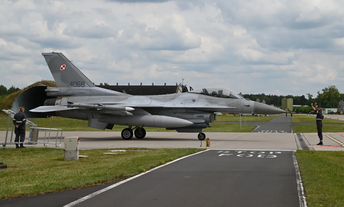 Myśliwce F-16 ponownie w bazie wojskowej w Łasku. Zobacz zdjęcia z pasa startowego [GALERIA] - Zdjęcie główne