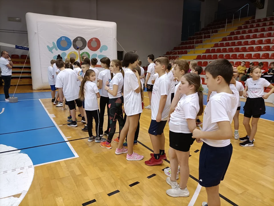 Kutnowscy uczniowie uczestniczyli w projekcie edukacyjno-sportowym pn. „Hooop - Spoort - Lekkoatletyczna Akademia Artura Partyki”