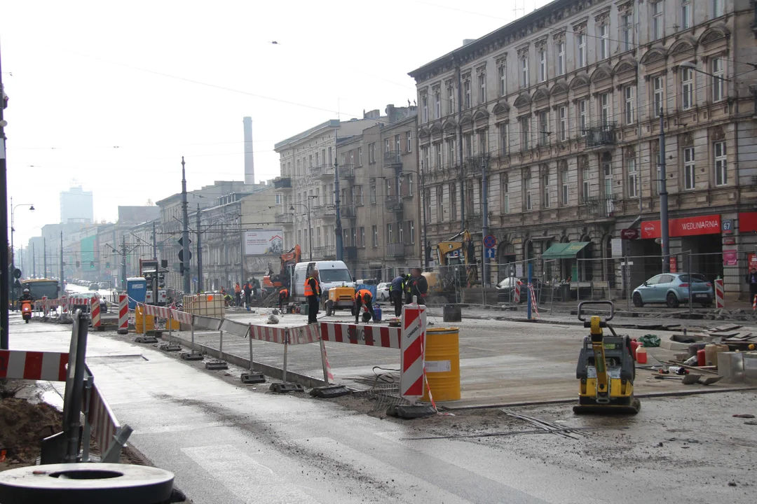 Trwa łączenie nowego torowiska ze starym przy ul.Legionów w Łodzi