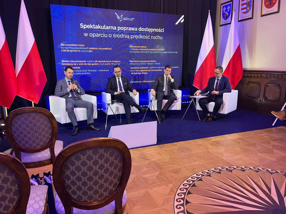 Marcin Horała, Tobiasz Bocheński i Michał Jasiak podczas konferencji prasowej w Łodzi mówili na temat inwestycji spółki CPK w Kolej Dużych Prędkości.