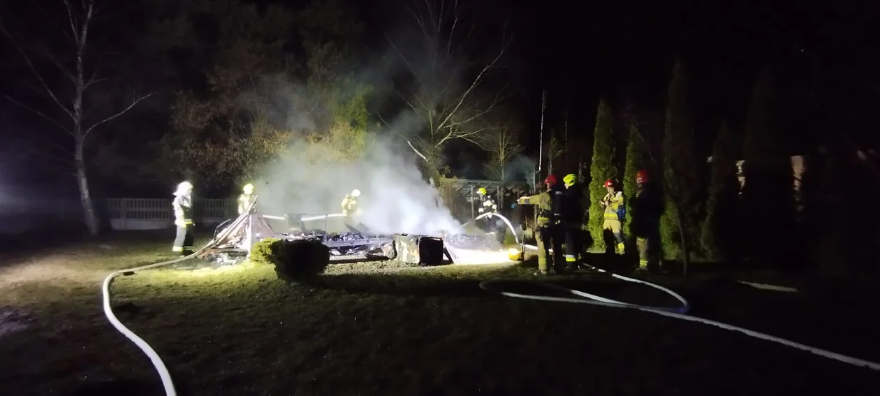 Spłonął domek holenderski w Widawie. Nie żyje 59-latek