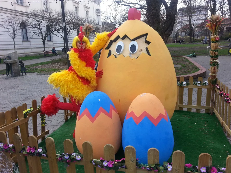 Wielkanocna Kurka na Piotrkowskiej. W żółto-czerwone piórka przystroiła się artystka Megi Holi - Zdjęcie główne