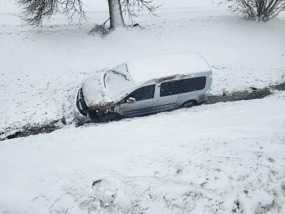 Zima zaskoczyła kierowców. Auto wypadło z drogi, służby w akcji [FOTO] - Zdjęcie główne