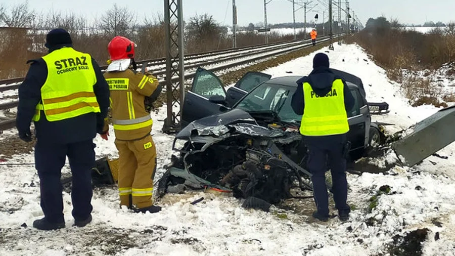 Audi staranowane przez pociąg. Groźny wypadek na przejeździe kolejowym [FOTO] - Zdjęcie główne