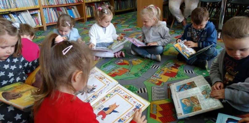 Grupa gostynińskich przedszkolaków odwiedziła bibliotekę - Zdjęcie główne