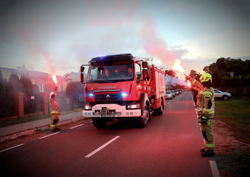 Nowy pojazd dla strażaków ochotników. OSP spod Gostynina z wozem ratowniczo-gaśniczym [ZDJĘCIA] - Zdjęcie główne