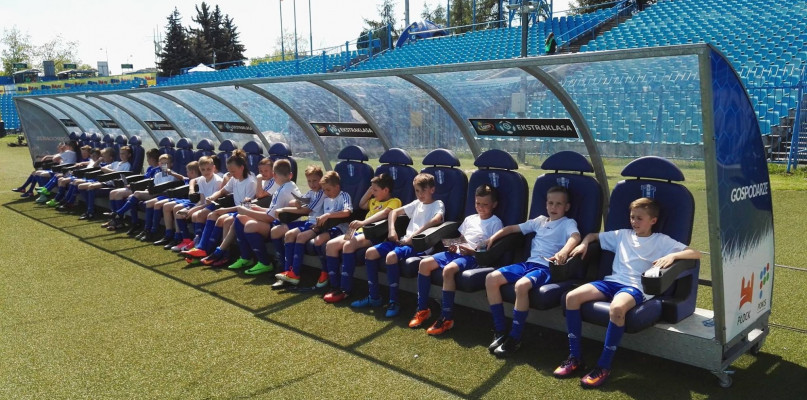 Chłopcy z Gostynina eskortowali piłkarzy Ekstraklasy - Zdjęcie główne