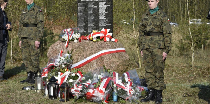 Ku pamięci ofiar i bohaterów: gostyninianie przybyli pod krzyż - Zdjęcie główne