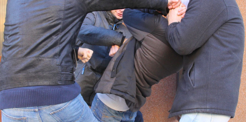 20-letni gostyninian zatrzymany przez płocką policję. Wraz z kolegami pobili i okradli mężczyznę - Zdjęcie główne